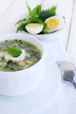 nettles, kuzukulağı ve haşlanmış yumurta ile yeşil borsch