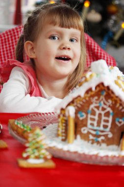 Bir ev gingerbread hamur küçük güzel kızla