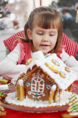 Bir ev gingerbread hamur küçük güzel kızla
