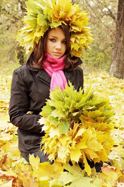 Bella Donna Tesse Una Corona Foglie — Foto Stock