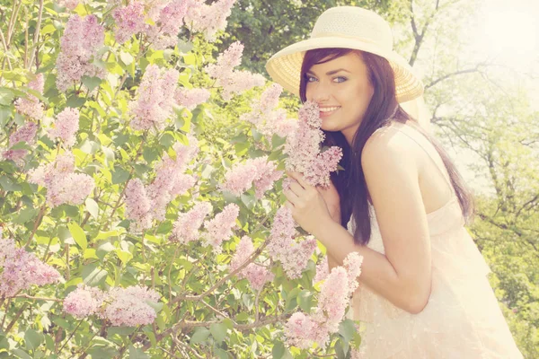 Une Belle Jeune Femme Sentant Buisson Lilas Fleurs — Photo