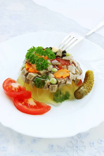 Gegeleerde Rundvlees Tong Met Mierikswortel Groenten — Stockfoto