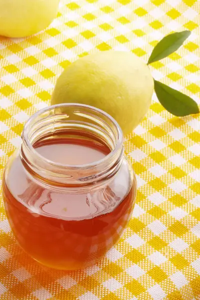 Madu Harum Segar Dalam Botol Kaca Dengan Lemon — Stok Foto