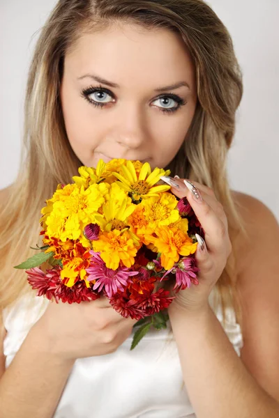 Beautiful Woman Smelling Bouquet Autumn Flowers — Stock Photo, Image