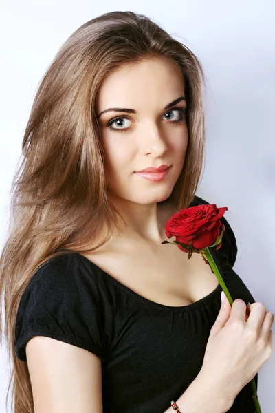 Όμορφη Νεαρή Γυναίκα Κρατά Ένα Κόκκινο Τριαντάφυλλο — Φωτογραφία Αρχείου