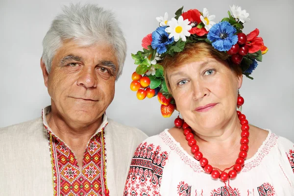Portrét Starší Pár Ukrajinských Kostýmy — Stock fotografie