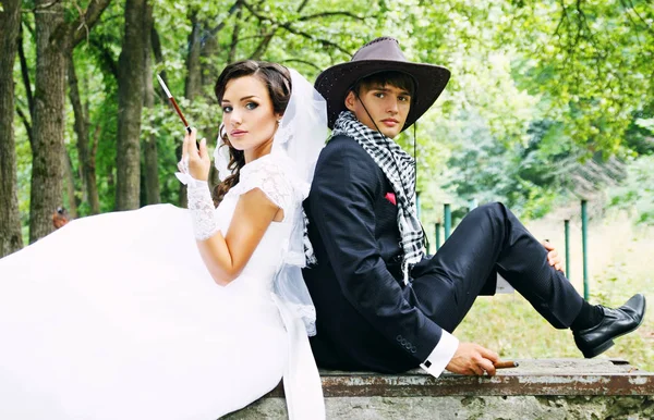 Bella Sposa Sposo Cappello Cowboy Fumano — Foto Stock