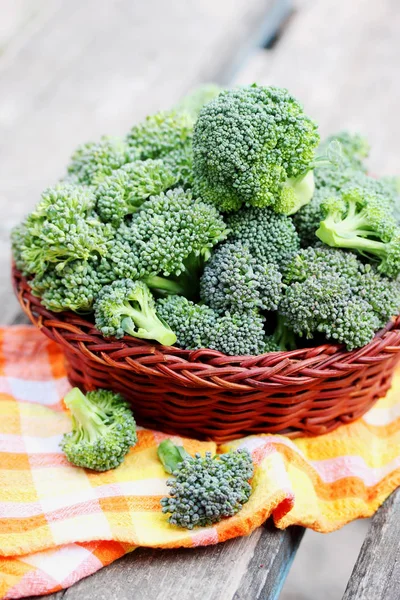 Brokoli Segar Dalam Keranjang Makanan Organik — Stok Foto