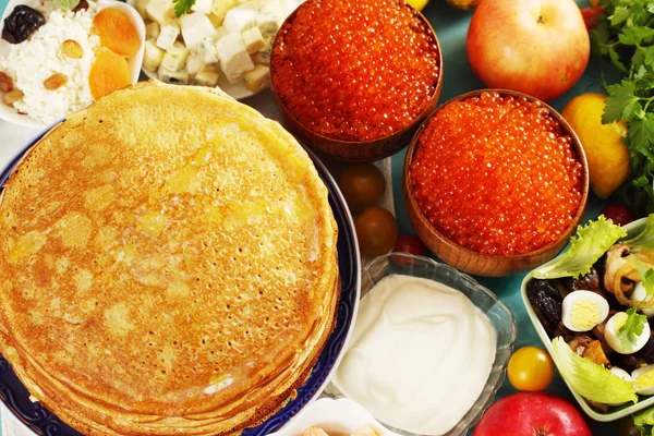 Grote Stapel Van Pannenkoeken Met Verschillende Vullingen — Stockfoto