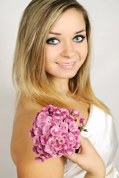 Panna Młoda Trzyma Bukiet Chryzantemy Różowy — Zdjęcie stockowe
