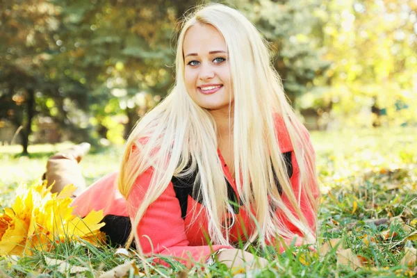 Jovem Mulher Bonita Parque Outono — Fotografia de Stock