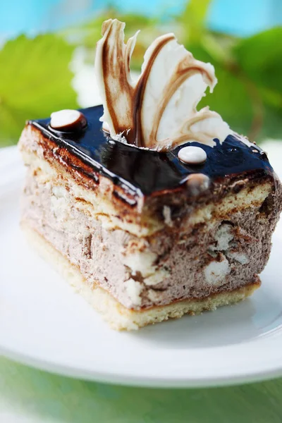 Stück Kuchen Mit Sahne Und Schokoladenglasur — Stockfoto