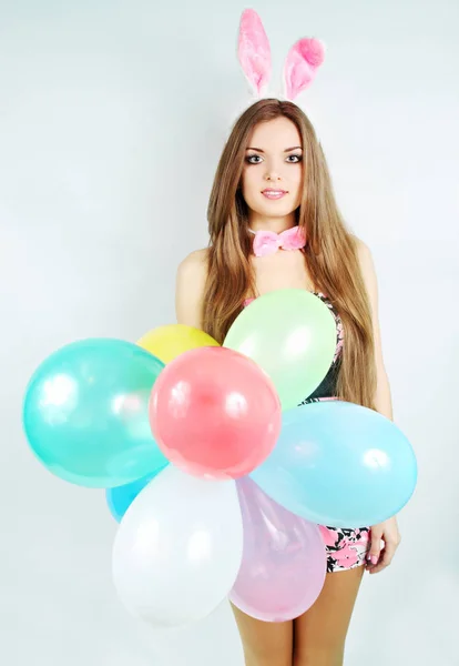 Kobieta Ubrana Jak Królik Posiada Balony — Zdjęcie stockowe
