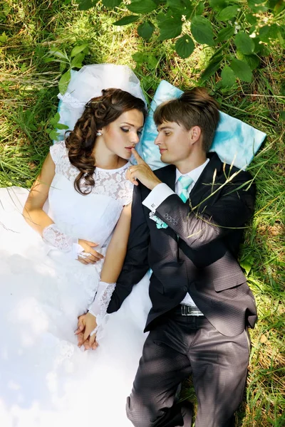 Bride Groom Lie Grass Top View — Stock Photo, Image