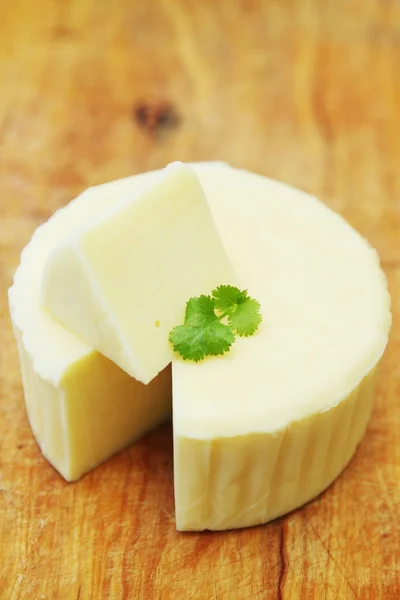 Käse Mit Korianderblättern Auf Einem Holzbrett — Stockfoto