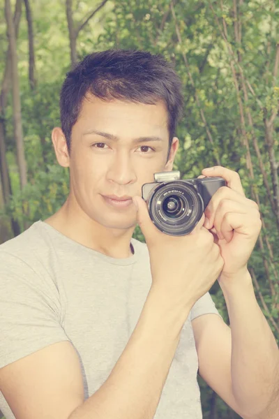 Joven Guapo Sosteniendo Una Cámara —  Fotos de Stock