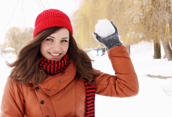 Kvinna Röd Mössa Kasta Snöboll — Stockfoto