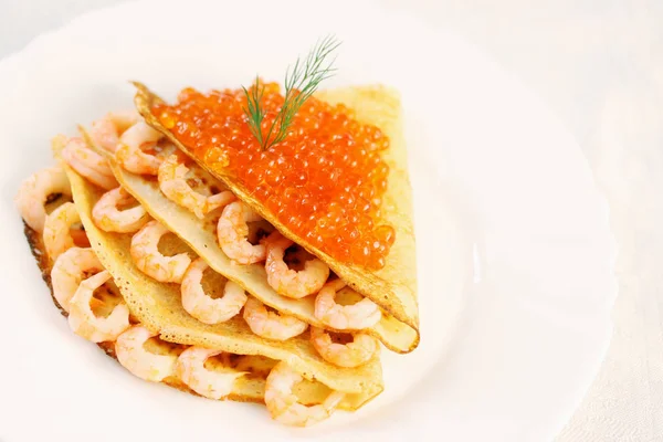 Pancake Rubicondo Ripieno Caviale Rosso Avvolto — Foto Stock