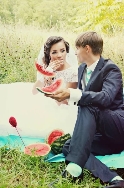 Braut Und Bräutigam Essen Wassermelone Beim Picknick — Stockfoto