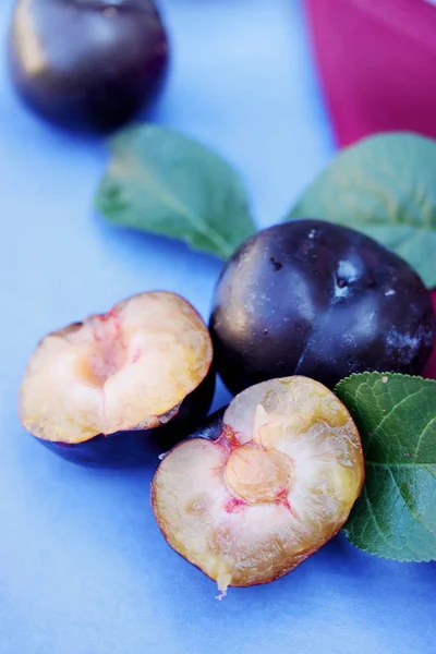 Grandes Prunes Biologiques Juteuses Bleues Nature Morte Rustique — Photo