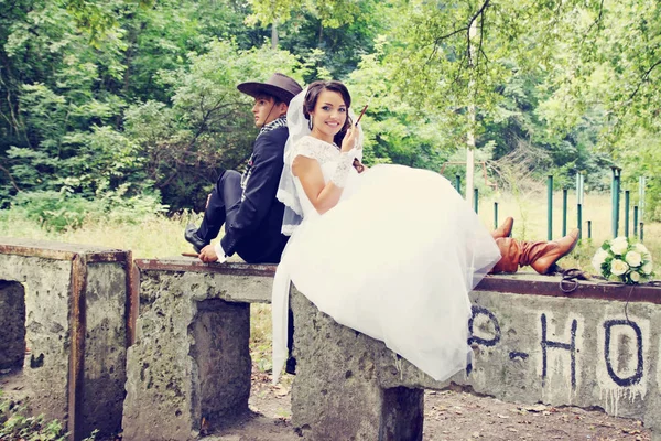 Hermosa Novia Novio Sombrero Vaquero Fuman — Foto de Stock