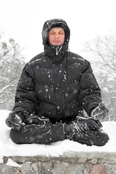 Hombre Meditando Posición Loto Invierno —  Fotos de Stock