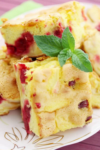 Hausgemachte Torte Charlotte Mit Äpfeln Und Kirschen — Stockfoto