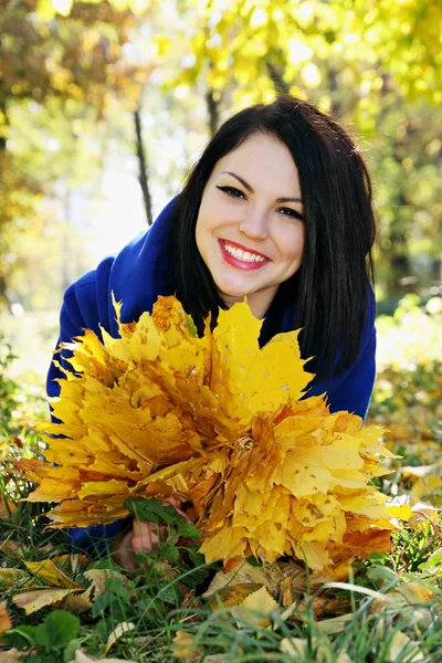 Joven Mujer Bonita Parque Otoño —  Fotos de Stock