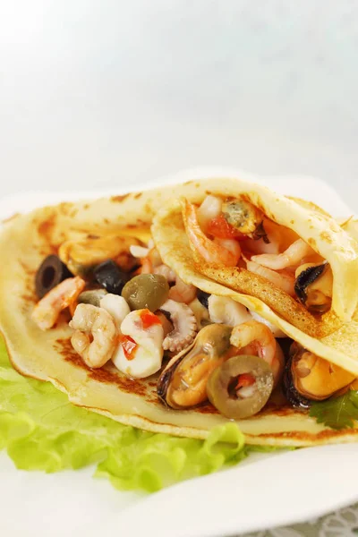 Panqueques Finos Rellenos Ensalada Mariscos — Foto de Stock