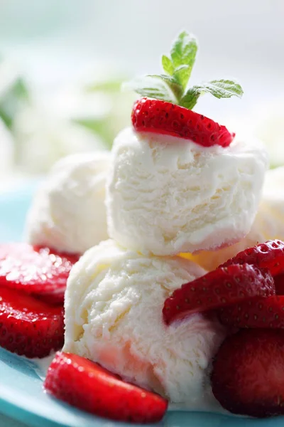 Helado Vainilla Con Fresa Menta —  Fotos de Stock