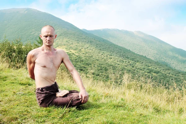 Jeune Homme Est Occupé Yogi Pied Des Montagnes — Photo