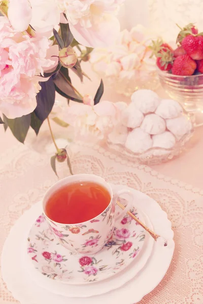 春天静物 早茶用有色的甜点 — 图库照片