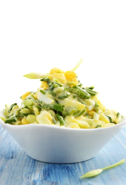 Salade Avec Ramson Œufs Sur Fond Blanc — Photo