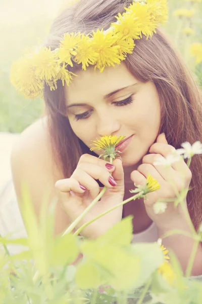 Young Woman Wearing Crown Dandelions — Stock Photo, Image