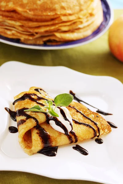 Pannenkoek Met Zure Room Warme Chocolademelk — Stockfoto