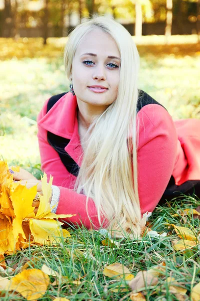 Junge Hübsche Frau Herbstlichen Park — Stockfoto