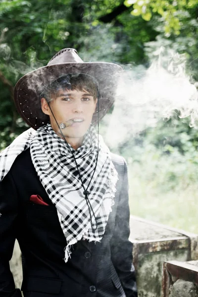 Joven Chico Guapo Con Cigarro Humeante —  Fotos de Stock