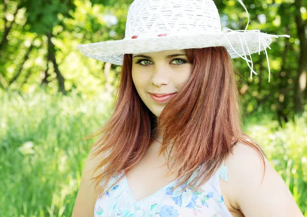Kızıl Saçlı Güzel Kız Beyaz Şapkalı — Stok fotoğraf