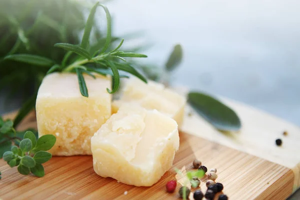 Fromage Parmesan Aux Épices Herbes Sur Une Planche Bois — Photo