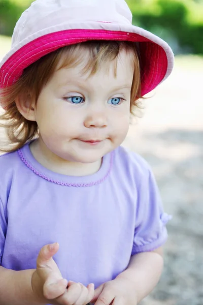 Yüzünde Muzip Bir Bakışla Şapkalı Küçük Kız — Stok fotoğraf