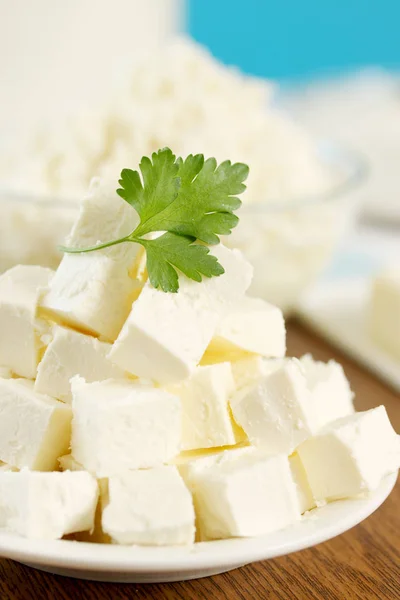 Beyaz Peynir Bir Plaka Üzerine Dilimler Halinde Kesin — Stok fotoğraf