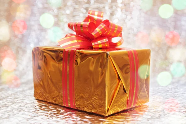 Caixa Presente Dourado Com Grande Arco Vermelho — Fotografia de Stock