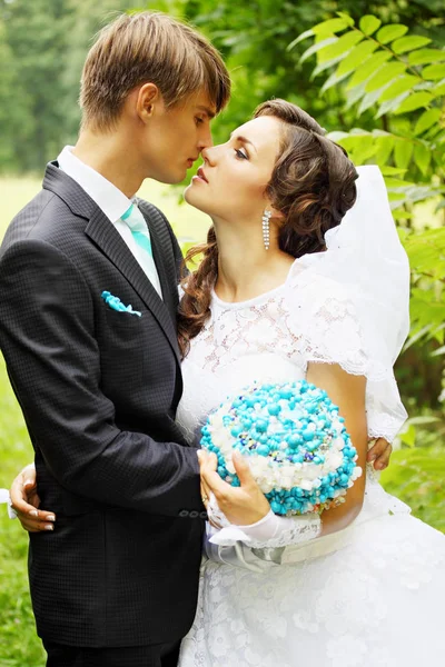 Portrait Newlywed Couple Tender Kiss Bouquet Turquoise — Stock Photo, Image