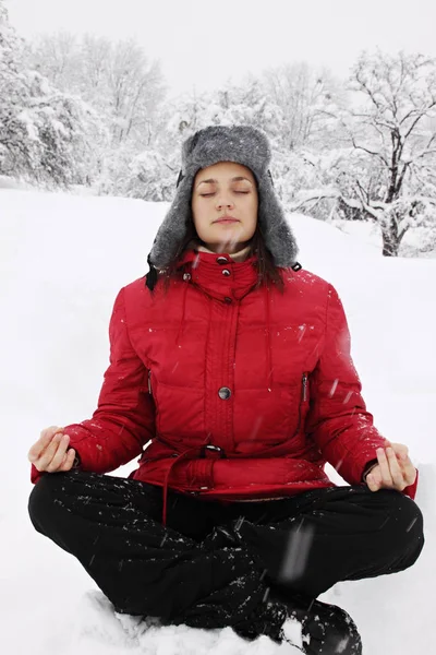 Mulher Meditando Posição Lótus Inverno — Fotografia de Stock