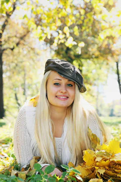 Jonge Mooie Vrouw Herfst Park — Stockfoto