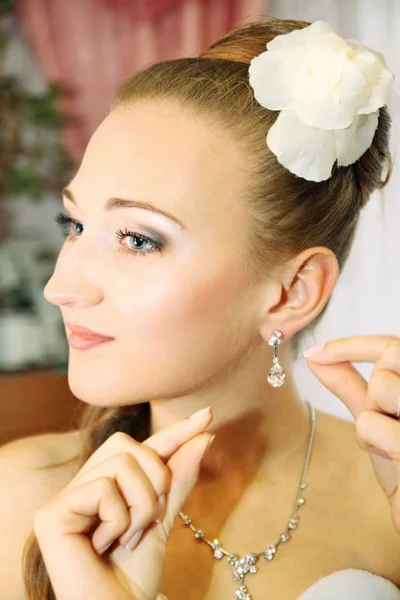 Young Beautiful Bride Necklace Wears Earrings — Stock Photo, Image