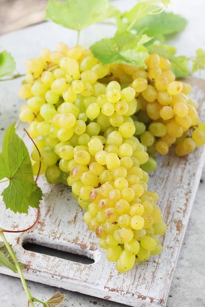 Uvas Maduras Suculentas Uma Tábua Madeira — Fotografia de Stock