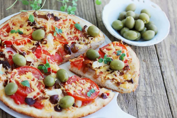 Pizza Fatta Casa Con Funghi Olive Origano — Foto Stock