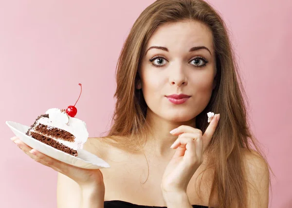 美丽的女人持有一块巧克力蛋糕 — 图库照片