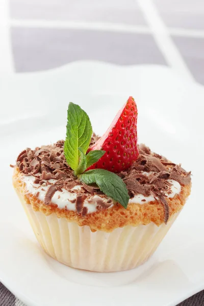 Kleiner Cupcake Mit Schokoladenstückchen Und Erdbeeren — Stockfoto